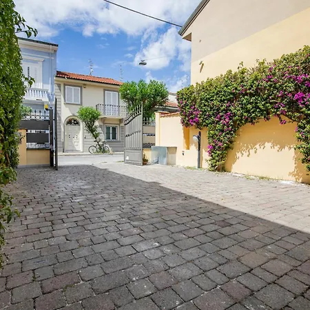 Verdemare, A Parcheggio Privato E Splendido Giardino Nyaraló Viareggio